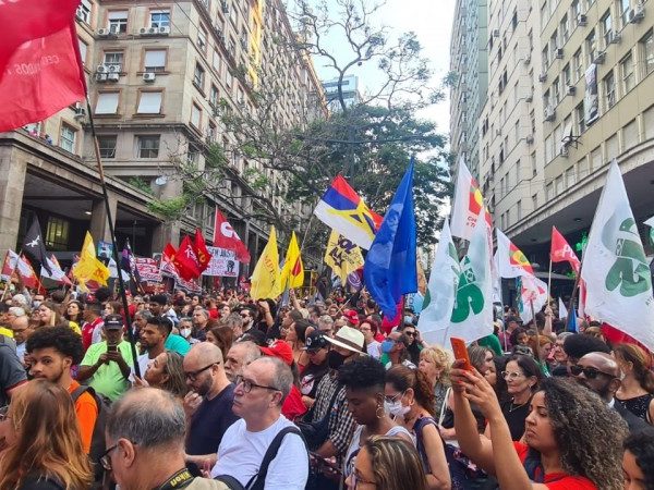 Ato em defesa da democracia reúne 20 mil em Porto Alegre