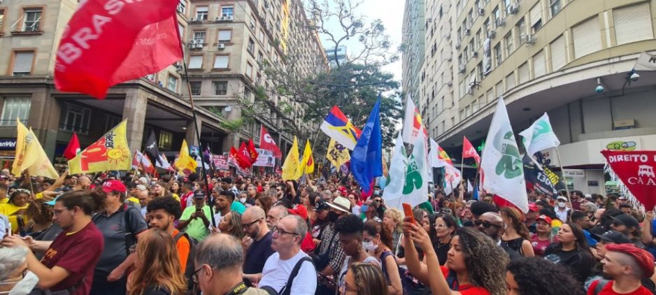 Ato em defesa da democracia reúne 20 mil em Porto Alegre